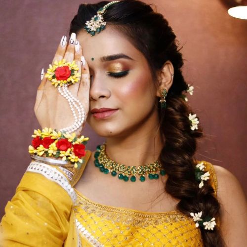 SUMAN JAIN Makeovers - Haldi ceremony makeup n hairstyle by Suman Jain 🦋🌼  #haldiceremony #mehandiceremony #eyemakeup #butterflydecor #hairstyles 💛💛  | Facebook